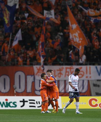 ＜新潟・横浜＞勝利の瞬間、決勝ゴールの新潟・岡本（右）が田中亜と抱き合って笑顔を見せる