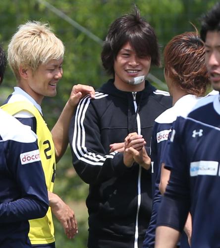 広島戦で負傷した富山（中）が練習場を訪れ、上田（左）らと談笑