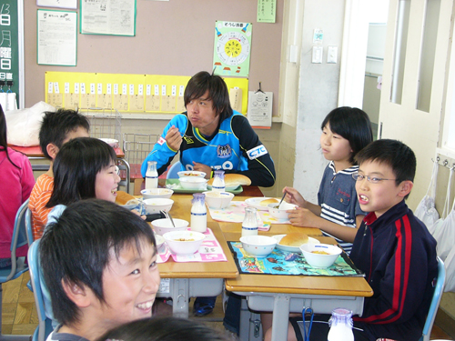 小学生と給食をともにするＧ大阪・遠藤