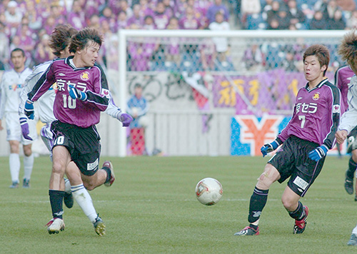 ＜京都・広島＞２００２年１２月、天皇杯準決勝で、朴智星（右）のパスに走り込む松井