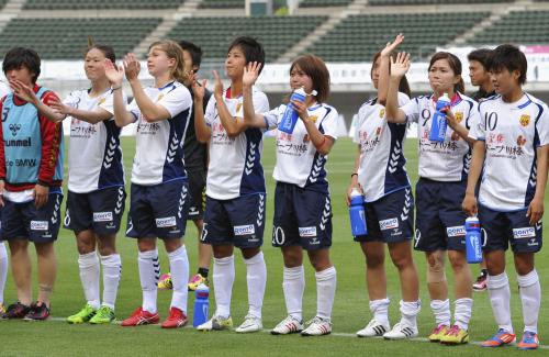 吉備国際大に大勝し、サポーターにあいさつする川澄（右から２人目）らＩＮＡＣ神戸イレブン