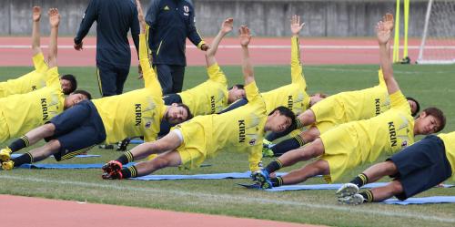 体幹トレーニングで汗を流す（前列右から）清武、香川、ハーフナーら日本代表イレブン