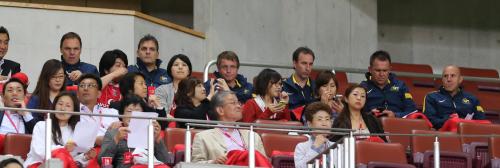＜浦和・仙台＞試合を見つめるオジェック監督（左奥）らオーストラリア代表チーム