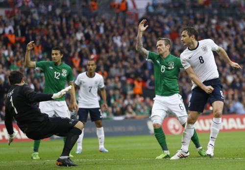 アイルランド戦の前半２３分、同点ゴールを決めるイングランド代表のランパード（右）