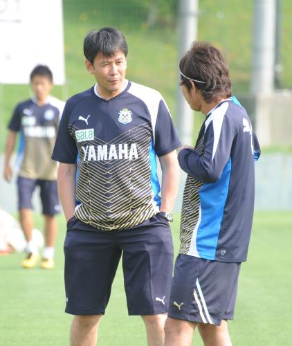 練習前に松浦と話す磐田の関塚新監督（左）