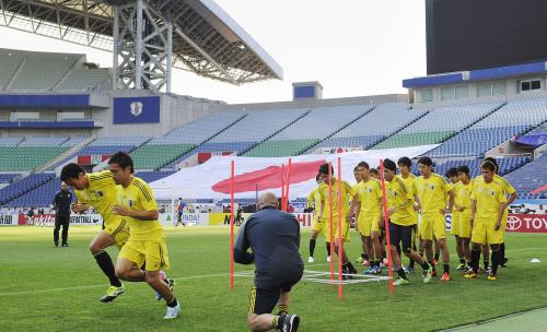 日本イレブンが公式練習する埼玉スタジアムに広げられた巨大な日の丸
