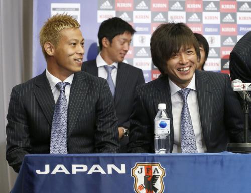 Ｗ杯出場を決めたオーストラリア戦から一夜明け、笑顔で記者会見に臨む（前列左から）本田圭佑、遠藤保仁