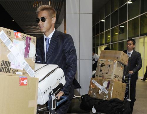 ドーハに到着したサッカー日本代表の本田（左）と長友