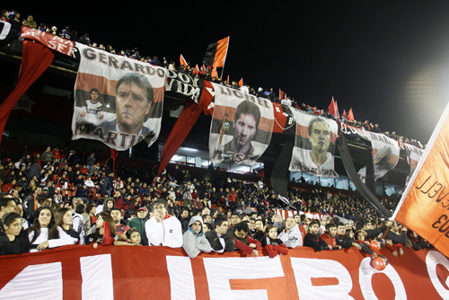 ホームスタジアムでは（左から）マルティーノ、メッシ、ビエルサの肖像画が掲げられている　(C)Photogamma