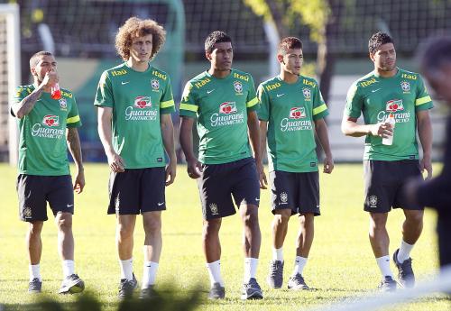 コンフェデレーションズカップに向けて調整するブラジル代表のパウリーニョ（中央）、ネイマール（右から２人目）ら