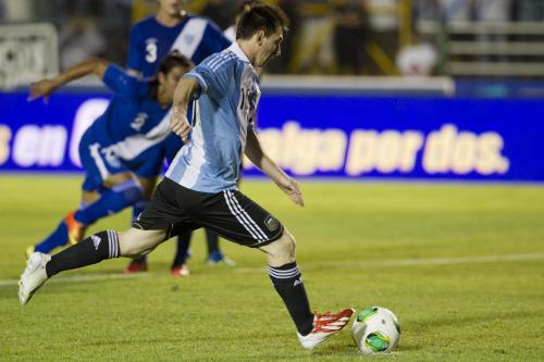 ＜グアテマラ０―４アルゼンチン＞チーム３点目となるＰＫを蹴る瞬間のメッシ