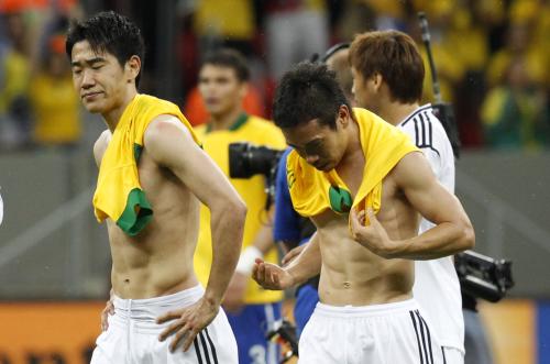 ＜日本・ブラジル＞３失点で完敗し、がっくりと引き上げる香川（左）と長友