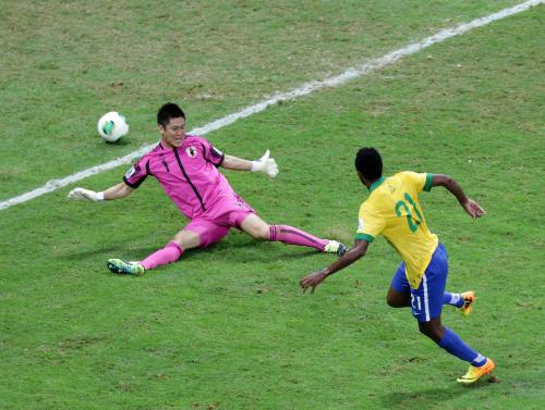 ＜日本・ブラジル＞試合終了間際、ダメ押しの３点目を決めるブラジルのジョー。ＧＫ川島