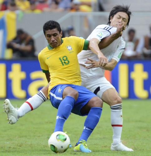 ＜日本・ブラジル＞前半、パウリーニョ（左）と競り合う遠藤