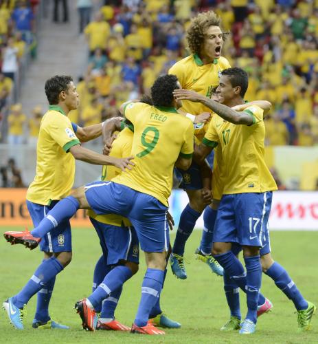 ＜日本・ブラジル＞後半、２点目のゴールを喜ぶダヴィド・ルイス（右から２人目）らブラジルイレブン