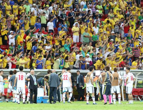 ＜ブラジル・日本＞試合後、選手をねぎらうザッケローニ監督（左から２人目）