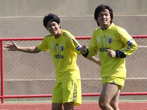 練習中に笑顔を見せる内田（左）と遠藤
