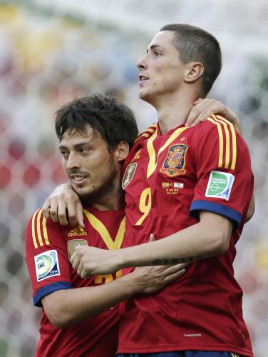 ＜スペイン・タヒチ＞ゴールを決めてダビド・シルバ（左）に祝福されるフェルナンド・トーレス