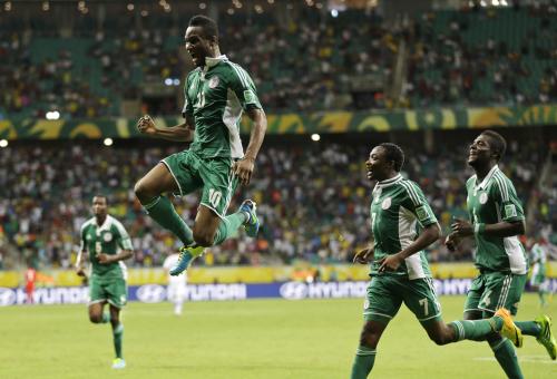 ＜ナイジェリア・ウルグアイ＞前半、同点ゴールを決めて喜ぶミケル（左から２人目）