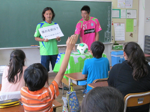 平塚市内の小学校で「ベルせん」を行った湘南の馬場（奥左）と安藤