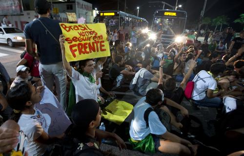 ブラジル各地で拡大する反政府デモ