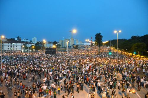 22日、ブラジル中部ベロオリゾンテのミネイロン競技場近くに詰めかけたデモ参加者