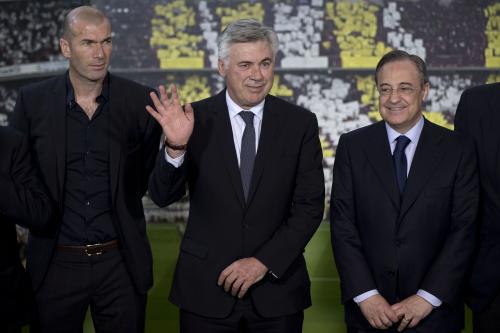 レアル・マドリードのアンチェロッティ新監督（中央）は元フランス代表ＭＦジダン氏（左）をコーチングスタッフに迎えることを明言した