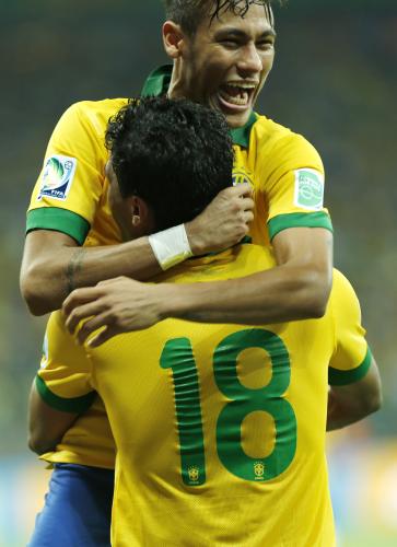 決勝ゴールを決めたパウリーニョ（手前）を祝福するブラジル代表ＦＷネイマール