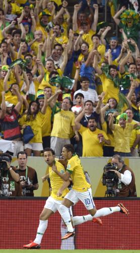 ＜ブラジル・スペイン＞前半、先制ゴールを決め、ネイマール（右）と抱き合って喜ぶブラジルのフレッジ