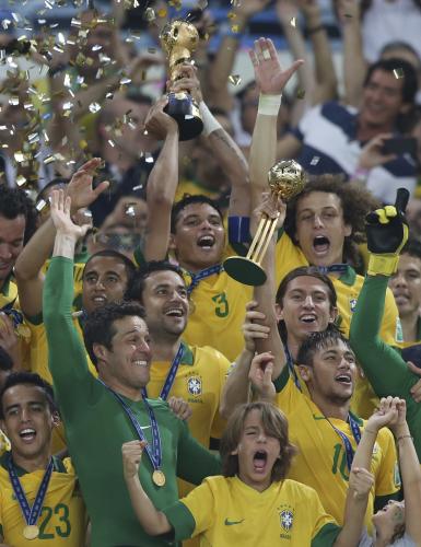 コンフェデ杯で優勝し、トロフィーを掲げるチアゴ・シウバらブラジルの選手たち