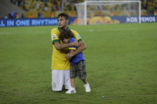試合後、マルセロの息子を抱くネイマール