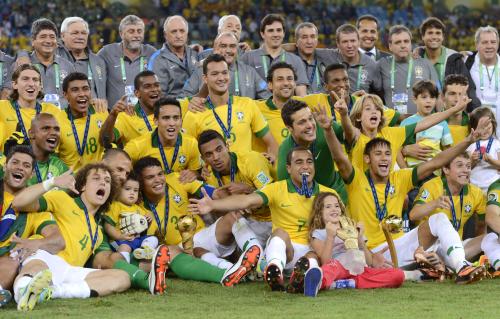 コンフェデ杯で優勝し、笑顔で記念撮影するネイマール（前列右から２人目）らブラジルイレブン