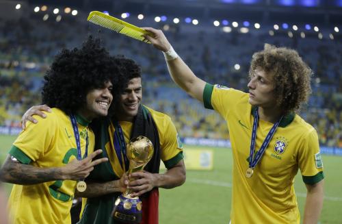 優勝してはしゃぐブラジルの選手たち。ダニエウ・アウベス（左）のアフロのかつらにクシを入れるダヴィド・ルイス（右）