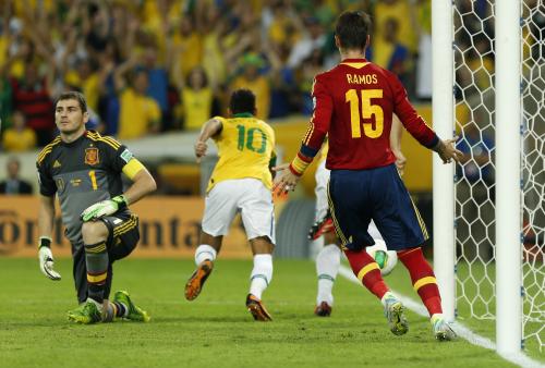 ＜ブラジル・スペイン＞ゴールを許しガックリと膝を落とすスペイン代表ＧＫカシージャス（左）
