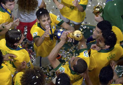 ＜ブラジル・スペイン＞歓喜の輪をつくるブラジルイレブンの中央で、トロフィーに手を伸ばすネイマール