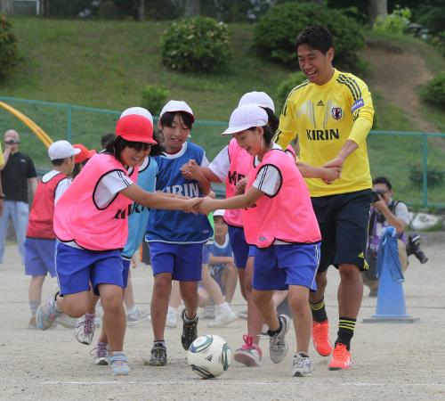 サッカー教室で岩手のチビっ子たちと触れ合い、笑顔を見せる香川