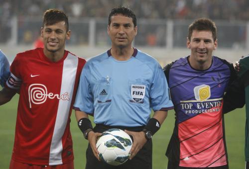 ペルーのリマで行われた慈善試合に出場したバルセロナのＦＷメッシ（右）とネイマール（左）
