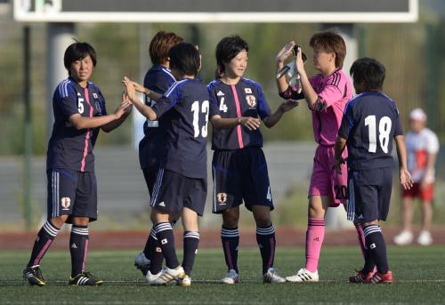 サッカー女子１次リーグでエストニアに大勝し、喜ぶ日本イレブン