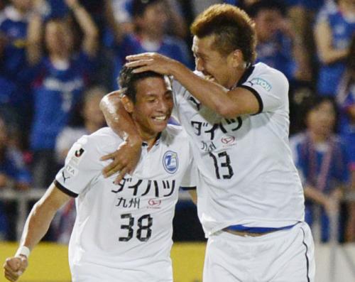 横浜―大分　前半、先制ゴールを決め、高松（右）と喜ぶ松田