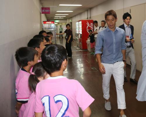 ＜Ｃ大阪・鳥栖＞古巣・セレッソの試合を観戦に訪れた香川（右）は子供たちに声をかける