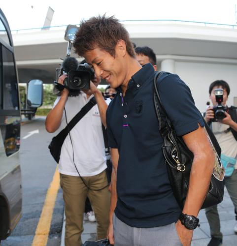 ソウルに到着した日本代表ＦＷ柿谷が笑顔でバスに乗り込む