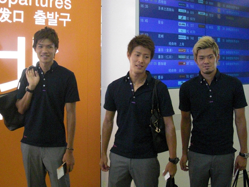 出発前に関西国際空港で写真撮影に応じる日本代表の（左から）扇原、柿谷、山口