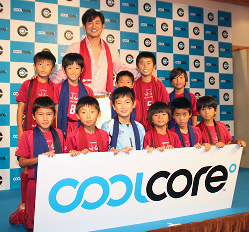 「クールコア　日本初上陸＆新アンバサダー就任発表イベント」で熊谷の少年サッカーチームの子供たちとフォトセッションに収まる三浦知良