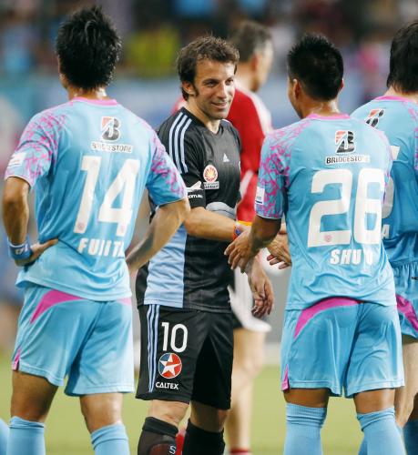 試合を終え、鳥栖の選手と笑顔で握手するシドニーのデルピエロ（中央）