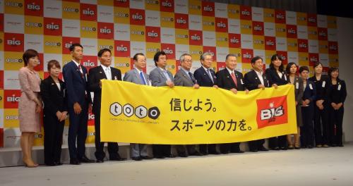 東京プリンスホテルで行われたｔｏｔｏ助成金交付式に参加した石川佳純（左端）、三宅宏実（左から２番目）ら。