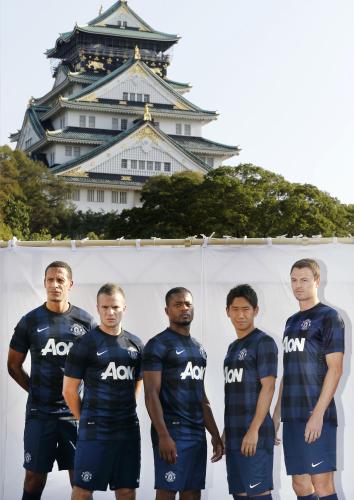 大阪城公園でアウェー用の新ユニホームを発表する、マンチェスター・ユナイテッドの香川真司選手（右から２人目）ら