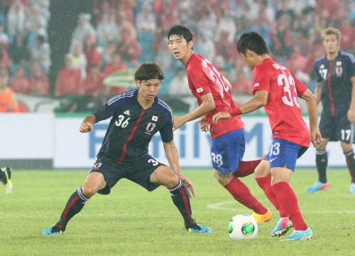 ＜韓国・日本＞安定したプレーで守備を支えた森重（左）
