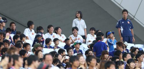 ＜日本・ウルグアイ＞そろいのポロシャツを着てＦＣみやぎバルセロナの子供たちが観戦に訪れる