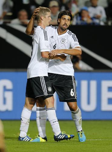 ＜ドイツ３―３パラグアイ＞３点目を決めたドイツ代表ＭＦラース・ベンダー（左）と祝福するＭＦケディラ