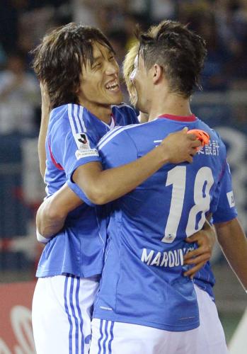 ＜横浜Ｍ―浦和＞自身２点目のゴールを決め、マルキーニョス（右）と抱き合って喜ぶ横浜・中村